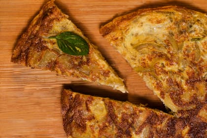 El uso excesivo de aceite no solo recarga la tortilla, sino que también le resta ligereza y opaca los sabores naturales