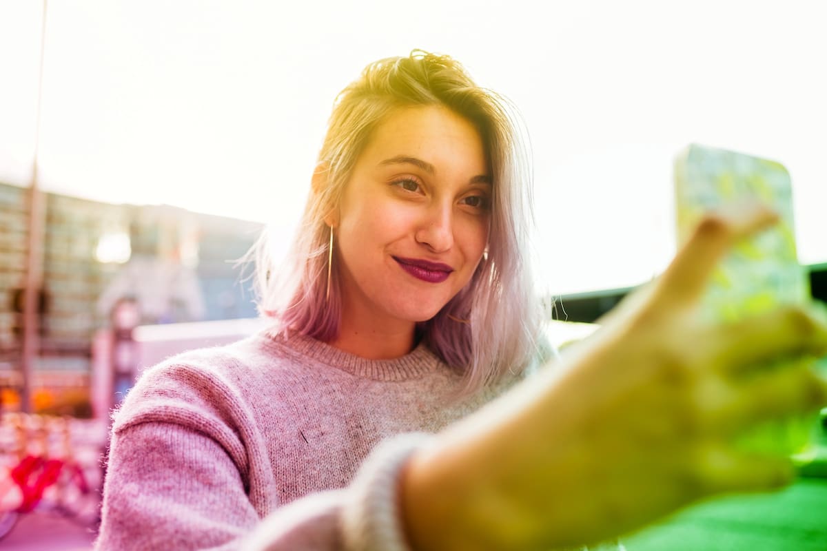 El uso excesivo de los filtros de la cámara de fotos para las selfies afecta el bienestar propio, dicen los expertos