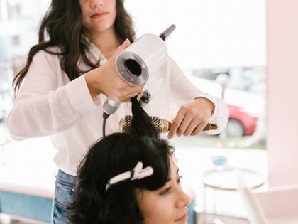 El uso excesivo de planchitas y secadores puede aumentar la aparición de canas