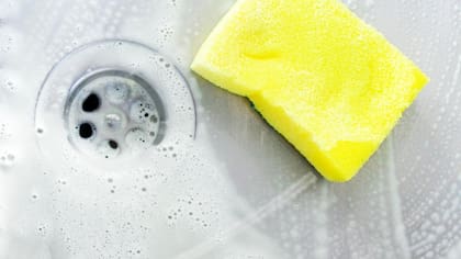 El uso frecuente de detergente sobre la esponja la arruina con mayor velocidad, algo que puede derivar en la formación de bacterias y alterar la higiene de la vajilla