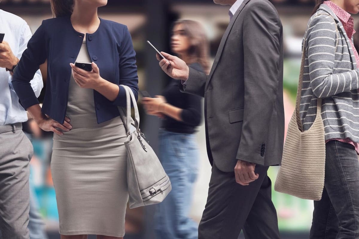 El uso intensivo del celular cambió hábitos sociales y hasta el modo de vincularnos (Ảnh: Stokkete)
