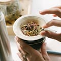 La planta que se agrega al mate y se usa para aliviar molestias digestivas