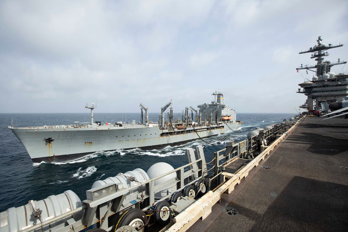 El USS Abraham Lincoln tiene una eslora de más de 333 metros y desplaza más de 100 mil toneladas, siendo uno de los portaaviones más grandes del mundo.