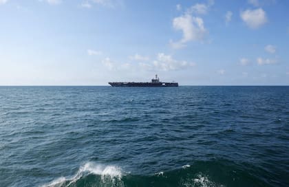 El USS George H.W. Bush (CVN 77) navega por el mar Arábigo en apoyo de las operaciones para hacer cumplir el bloqueo estadounidense contra Irán