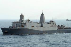 El USS San Antonio aloja a varios presuntos terroristas para ser interrogados