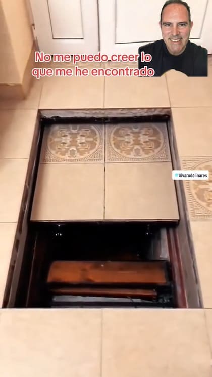 El usuario de TikTok enseñó cómo abre y cierra la puerta secreta que está en el piso de su cocina; sin embargo, no descendió