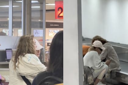 El usuario fotografió a la artista mientras esperaba sus valijas en el aeropuerto de la Ciudad de México
