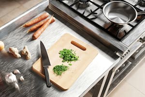 El utensilio de cocina que todos utilizan pero es cancerígeno según la OMS