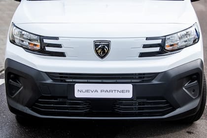 El utilitario adopta el nuevo lenguaje de diseño de Peugeot, con una parrilla rediseñada, nueva firma lumínica y una imagen más moderna y robusta.