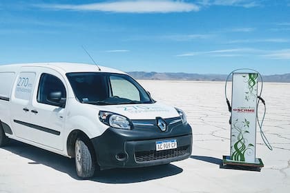 El utilitario Renault Kangoo Z.E. y uno de los cargadores móviles dispuestos para la recarga