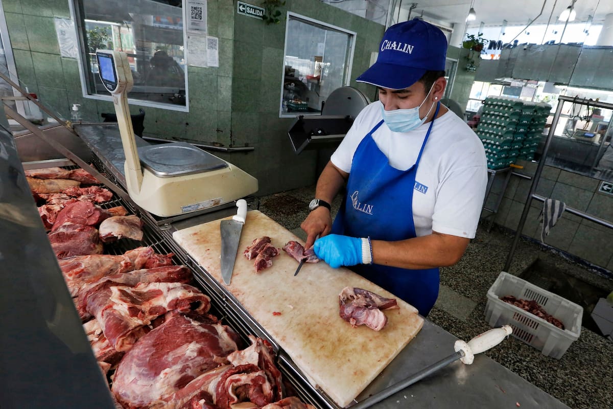 El vacío, el asado de tira y el bife angosto fueron los cortes que más se encarecieron en enero; el impacto de los combustibles, la suba en el precio de los alimentos y la devaluación del peso son factores que impactan en el sector; los valores se incrementaron más en supermercados que en las carnic