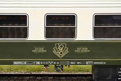 El vagón 1928 recrea la atmósfera de los grandes trenes europeos del siglo XX y rinde tributo al año de inauguración de la estación original