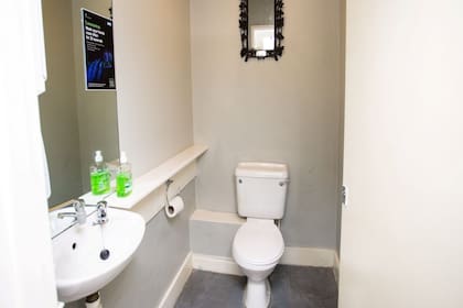 El valioso objeto estuvo colgado sobre la pared del inodoro de un toilette en una casa de familia. Sus dueños nunca se dieron cuenta de su valor hasta ahora que será parte de una subasta e iniciará su venta con un valor mínimo de trece mil dólares