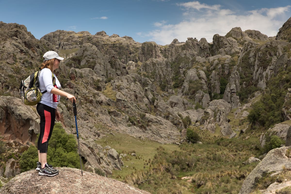 El Valle de Los Lisos se llama así porque los cerros que lo rodean quedaron lisos debido a la erosión de la roca durante 350 millones de años.