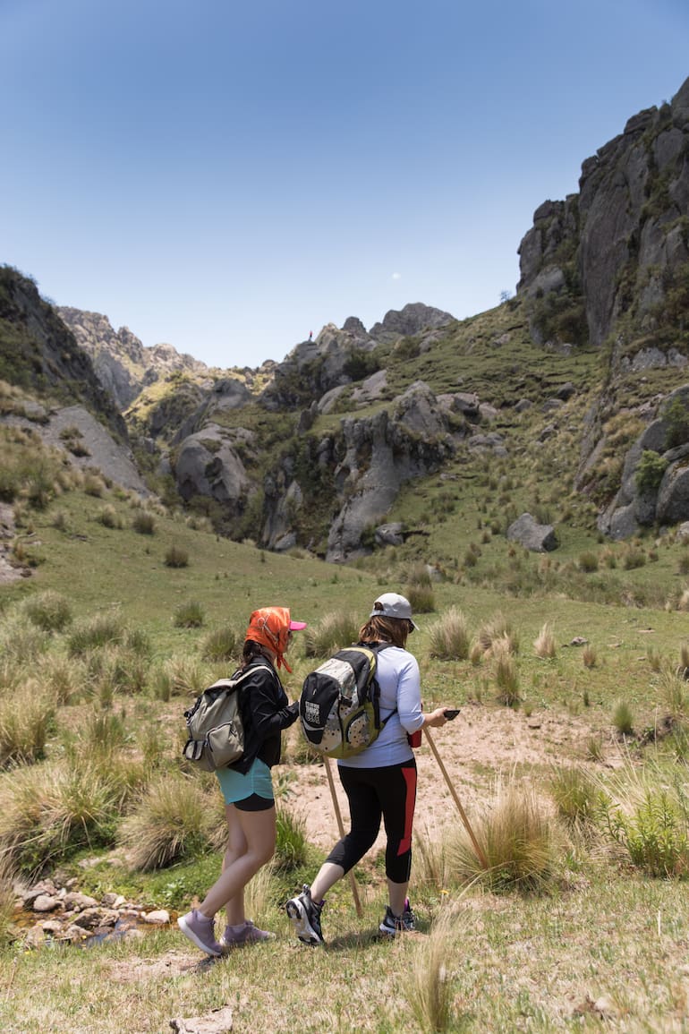 El Valle de Los Lisos se llama así porque los cerros que lo rodean quedaron lisos debido a la erosión de la roca durante 350 millones de años.