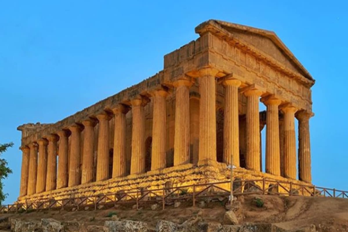 El Valles de los Templos, en Agrigento, Sicilia. Allí se colocará la versión moderna de uno de los Atlas del templo de Zeus. La instalación de la colosal estatua despertó las críticas de algunos especialistas que la consideran engañosa
