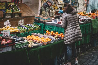 El valor de los beneficios cambia cada año para que las personas puedan cubrir sus necesidades básicas a pesar de la inflación (Pexels/Clem Onojeghuo)