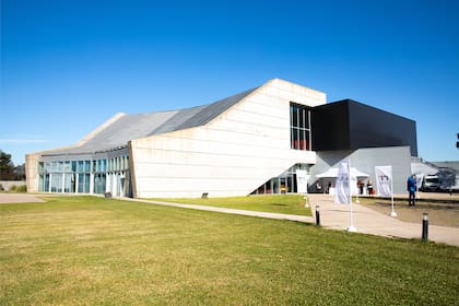 El vanguardista edificio de la ETRR fue rediseñado por el estudio de la diseñadora neerlandesa Rosan Bosch. "Los espacios resultan ahora más aptos para desarrollar nuestras metodologías de aprendizaje", refieren desde la institución.