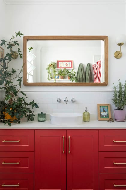 El vanitory del baño de arriba (fabricado por Cucina Bosch) fue diseñados por los dueños