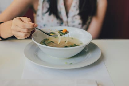 El vapor del caldo descongestiona, mientras que la sopa aporta líquidos que diluyen la mucosidad y previenen la deshidratación (Unsplash)