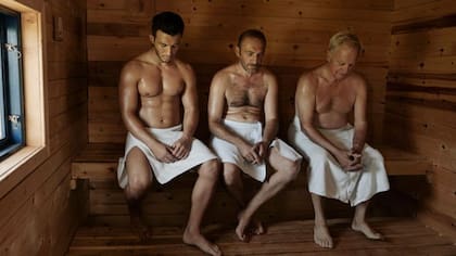 El vapor y el calor que hacen que el cuerpo sude se genera lanzando agua sobre piedras calientes