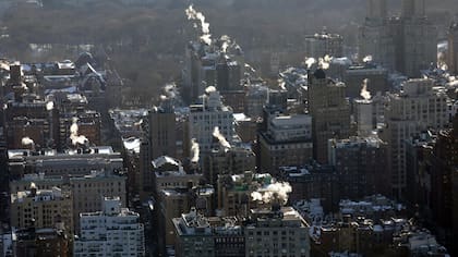El vapor y el humo sobre los edificios de la ciudad