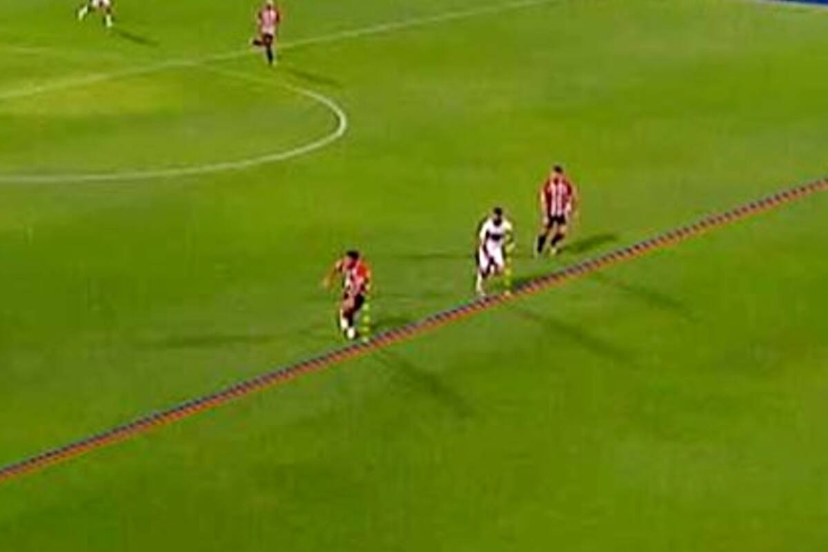 El VAR marcó posición adelantada durante el gol de Gimnasia y Esgrima para abrir el clásico platense ante Estudiantes
