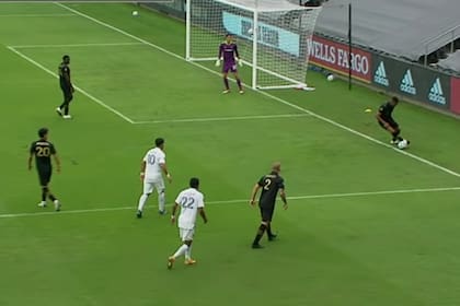 El VAR no vio que la pelota salió en el clásico de Los Angeles y desató la locura de Guillermo Barros Schelotto porque su equipo perdió 2-0