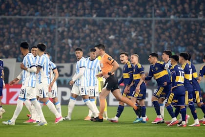 El VAR semiautomático podría reducir las protestas y las demoras, dos situaciones habituales en el fútbol argentino