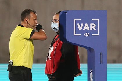 El VAR será gestionado desde Paraguay: ya no habrá cabinas en los estadios