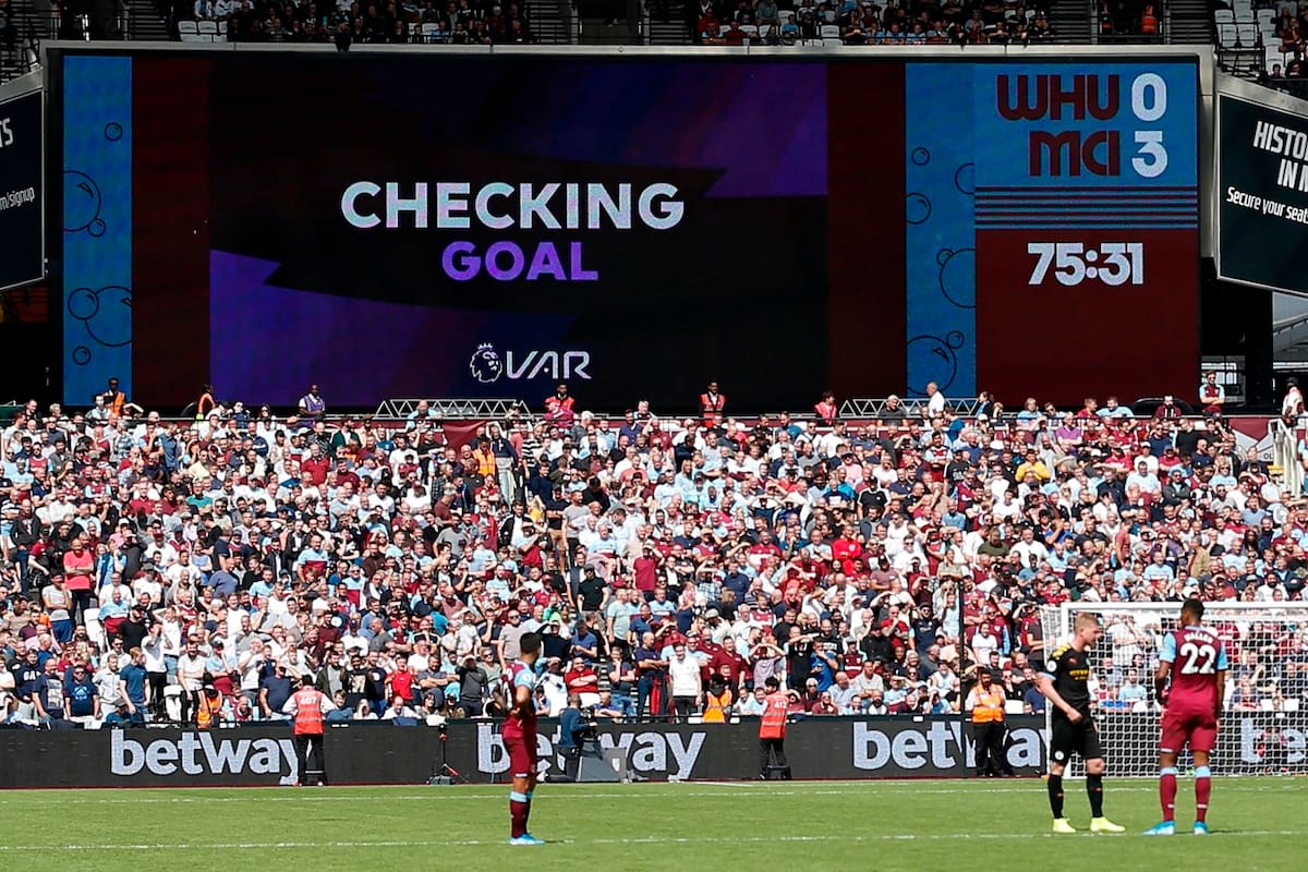 El VAR tuvo sus primeras intervenciones en la Premier League.