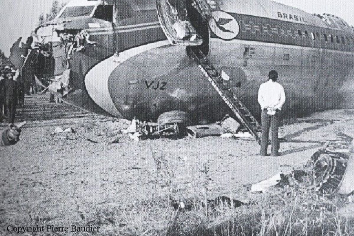 El Varig luego de aterrizar forzosamente a cinco kilómetros de la pista en París