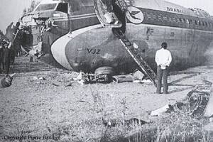 El Varig luego de aterrizar forzosamente a cinco kilómetros de la pista en París