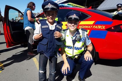 El varón de la familia, feliz con los "Patrol".