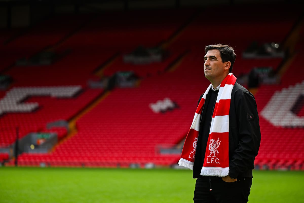 El vasco Andoni Iraola en Anfield; fue elegido como el nuevo DT del equipo en el que juega Alexis Mac Allister