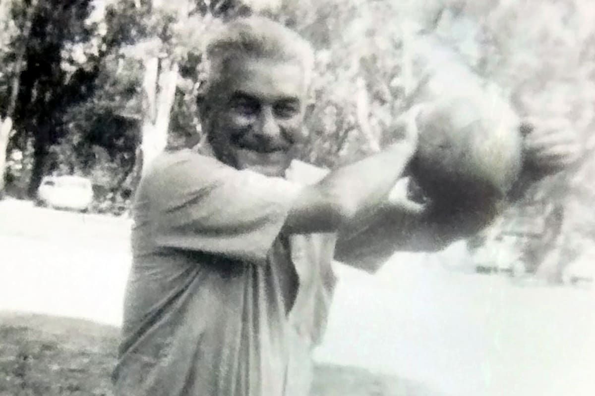 El vasco Andrés Cortina, en la Ciudad de los Niños de Gonnet, un Día de Reyes, a fines de los '60