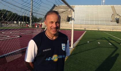 El Vasco, cuando dirigió el equipo femenino en el Panamericano 2015, en Toronto; el escudo olímpico en el pecho