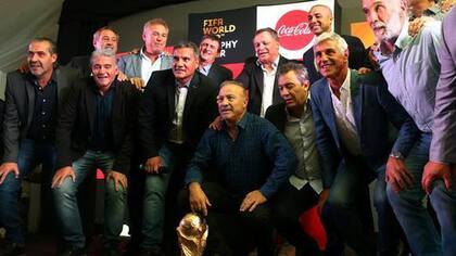 El Vasco detrás de la Copa del Mundo, acompañado por campeones l 78 y del 86... más David Trezeguet al fondo, otro campeón con la camiseta de Francia