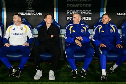 El Vasco junto a Gustavo Roberti (de blanco), Cristian Aquino y Cristian Muñoz, integrantes de su cuerpo técnico
