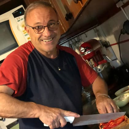 El Vasco Olarticoechea en su casa, en su cocina, donde el campeón del mundo disfruta de su familia entre ollas y sartenes