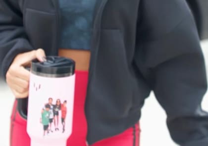 El vaso térmico de la influencer captó la atención de los seguidores en las redes sociales (Foto: Captura Instagram @antonelaroccuzzo)