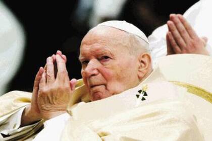 El Vaticano que se apresuró a canonizarlo difundió un informe que culpa a Juan Pablo II de los ascensos del destituido cardenal Theodore E. McCarrick, a quien la Iglesia le retiró el estado clerical y le impuso la pérdida del sacerdocio.