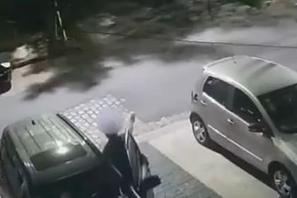 El vecino efectuó 12 disparos a los tres dleincuentes