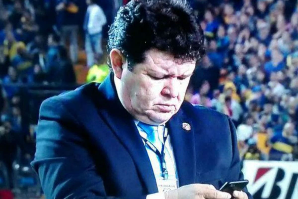 El veedor Roger Bello pasó a la historia: su imagen quedó como una postal de la noche del vergonzoso ataque a los jugadores de River