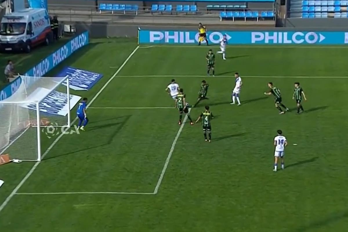 El vehemente intento de despeje de Nicolás Pelaitay se convertirá en un golazo... en contra; después, San Martín de San Juan lo ganó en los penales y eliminó a Vélez, en Córdoba.