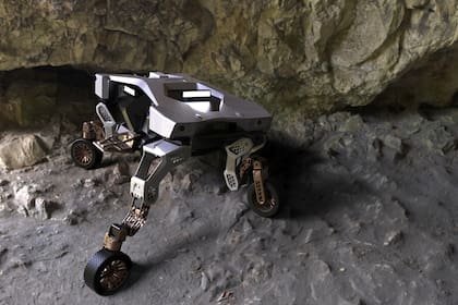 El vehículo autónomo de carga Tiger X-1 de Hyundai despliega una de sus patas robóticas