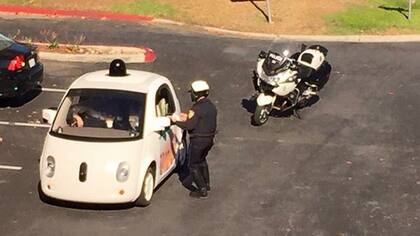 El vehículo autónomo de Google, detenido por un oficial tras detectar su circulación en una vía rápida