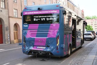Un colectivo que se maneja solo chocó en su primer día de servicio en Suecia