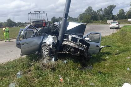 El vehículo chocó de frente contra una columna.