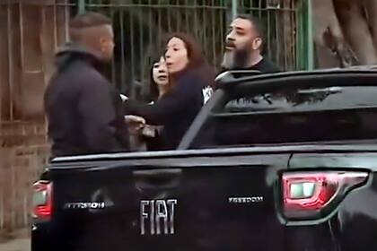 El vehículo con el que atropellaron a una persona mientras escapaban